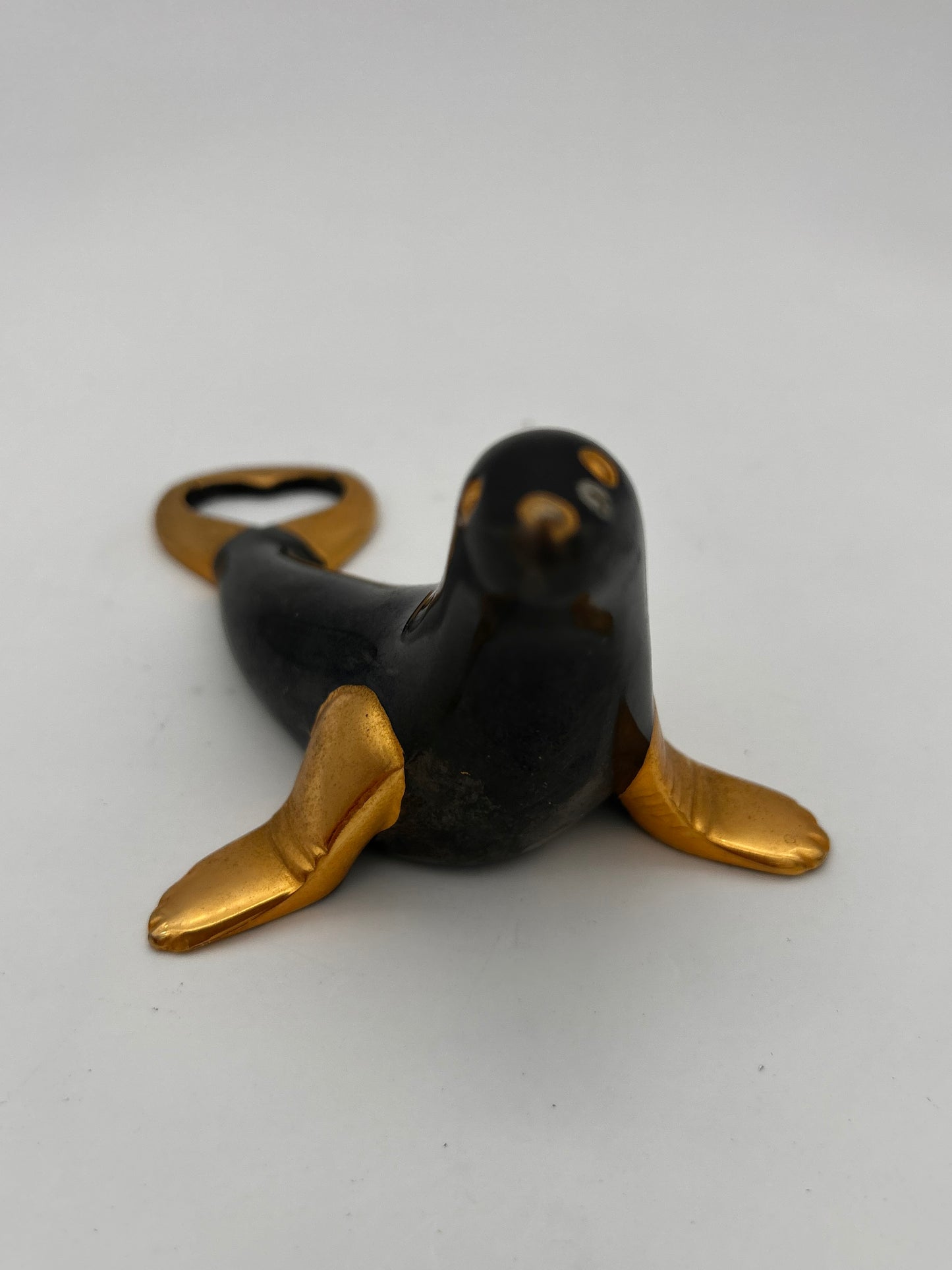 Décapsuleur otarie noir et or