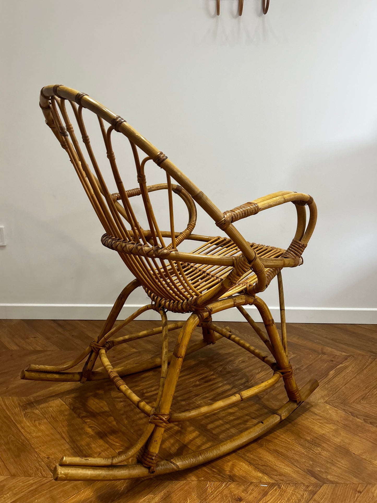 Rocking-chair rotin vintage
