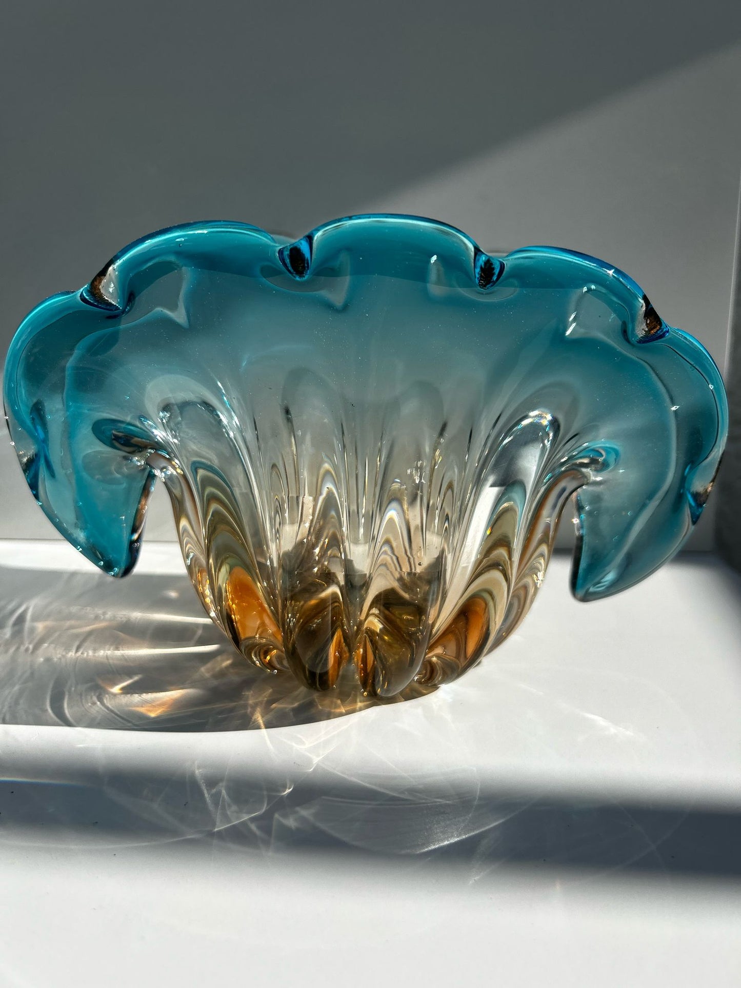 Vide poche Murano forme bénitier bleu